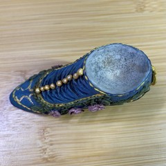 Unbranded~Tiny Molded Resin Painted Embossed Antique Mini Shoe-Roses-Victorian