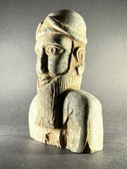 STUNNING ANCIENT N-EASTERN STONE STATUE FRAGMENT DEPICTING KING / RULER C 2500BC