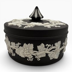 WEDGWOOD Black Jasperware 5″ Round Grapevine TRINKET BOX England UK Grape Leaf