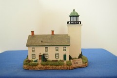 Harbour Lights Horton Point, NY. Mint in box with a COA.