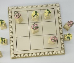 Avon Gift Collection – Garden Tic Tac Toe Game Board w/ Flowers in Urns NEW