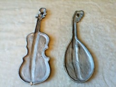 VINTAGE “ROYAL” CAST METAL VIOLIN & MANDOLIN OLIVE GREEN WALL DECOR HANGING 18″