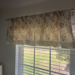 Longaberger Spring Floral Lined Fabric Valance 75”x 18″ and 6 matching cushions