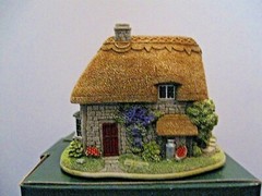 Lilliput Lane Cottages The Wrinkled Stocking Tearoom.Mint in box with a deed.