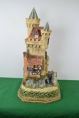 David Winter Premiere Guardian Castle. In box Limited Edition 135 of 1500.