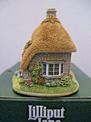 Lilliput Lane Cottages The Wrinkled Stocking Tearoom.Mint in box with a deed.