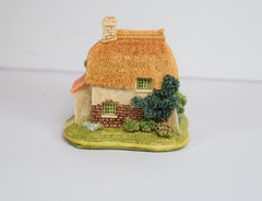 Lilliput Lane Rose Bouquet . Mint in its original box with a deed.