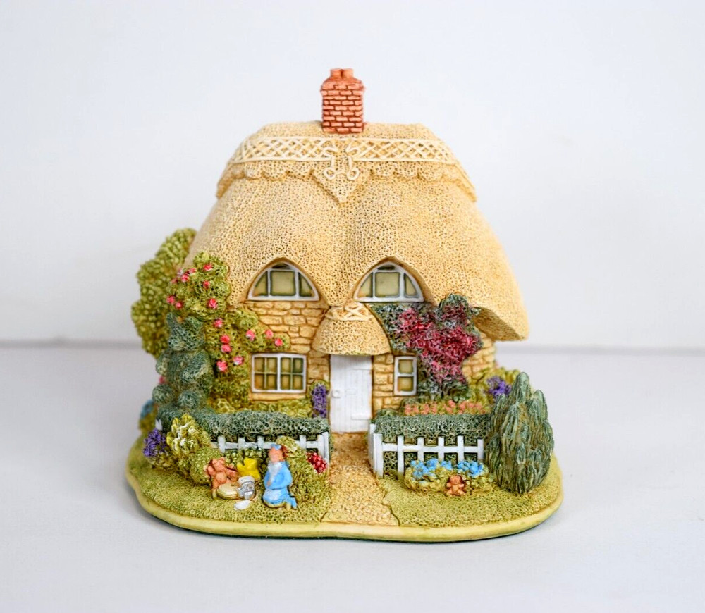 Lilliput Lane Teddy Bear Cottage Mint in its original box with a deed. L2844