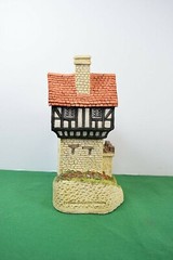 David Winter Collectibles Knight’s Castle. Mint in original box.