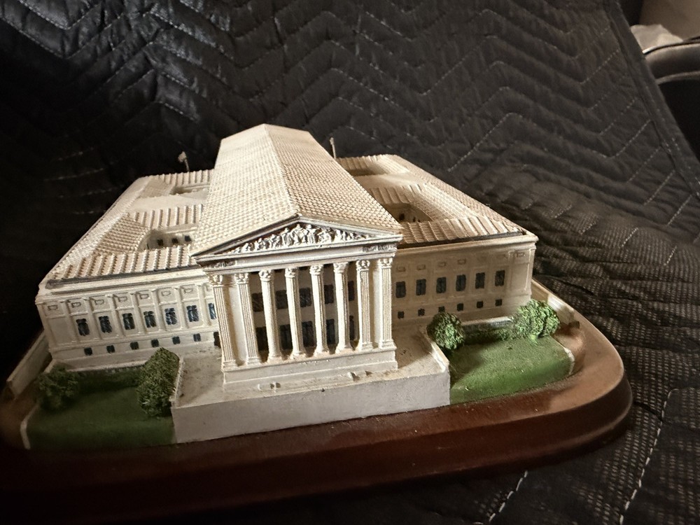 Danbury Mint The U.S. Supreme Court Deluxe Sculpture Washington D.C. Wood Base