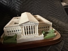 Danbury Mint The U.S. Supreme Court Deluxe Sculpture Washington D.C. Wood Base