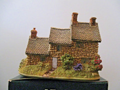 Lilliput Lane Number Three Mint in its original box with a deed. L3015