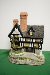 David Winter Falstaff Manor In excellent condition with COA, boxed.
