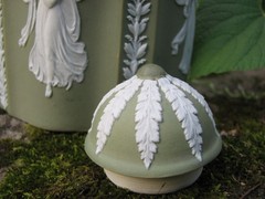 WEDGWOOD RARE TEA CADDY GREEN DIP JASPER AND WHITE RELIEFS OF ZEPHYRS AND GARLAN
