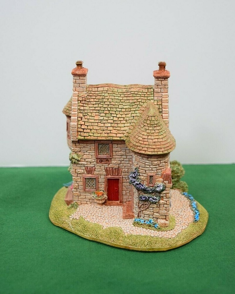 Lilliput Lane Edzell’s Summer House Mint in its original box with a deed.