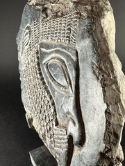 ANCIENT ASSYYRIAN BLACK STONE FRAGMENT DEPICTING KING RULER – CIRCA 3000 BCE