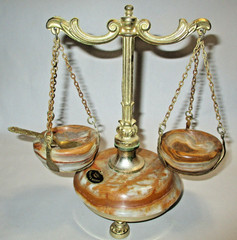 VINTAGE GENUINE ONYX SCALES OF JUSTICE, DESKTOP 6″,CARMEL SWIRL MARBLING & BRASS