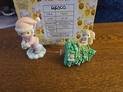 2000 Precious Moments Heartstrings Santa Pulling Tree Covered Trinket Box 3.5”T