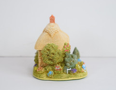 Lilliput Lane Teddy Bear Cottage Mint in its original box with a deed. L2844