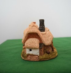 Lilliput Lane Ostlers Keep. In excellent condition with deed in original box.