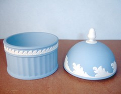 Wedgwood Blue Jasper Acorn Domed Box 5″H White Leaf Bas Relief England New