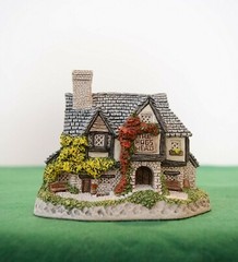 David Winter Hogs Head Beer House. In original box with a COA.