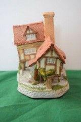 David Winter Cottages Tom Fool’s Cottage In original box. Signed by David Winter