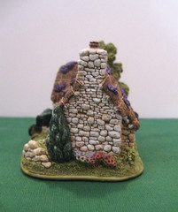 Lilliput Lane Bonnie Scotland L2549 Mint in box with a deed.