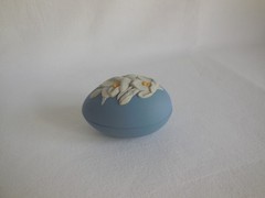 Wedgwood Tricolor White & Yellow On Blue Jasperware 2.75″ Crocus Flower Egg Box