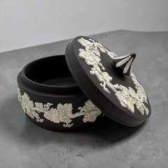 WEDGWOOD Black Jasperware 5″ Round Grapevine TRINKET BOX England UK Grape Leaf