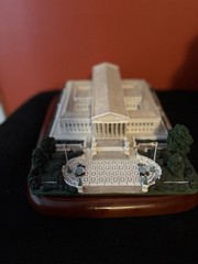 Danbury Mint The U.S. Supreme Court Deluxe Sculpture Washington D.C. Wood Base