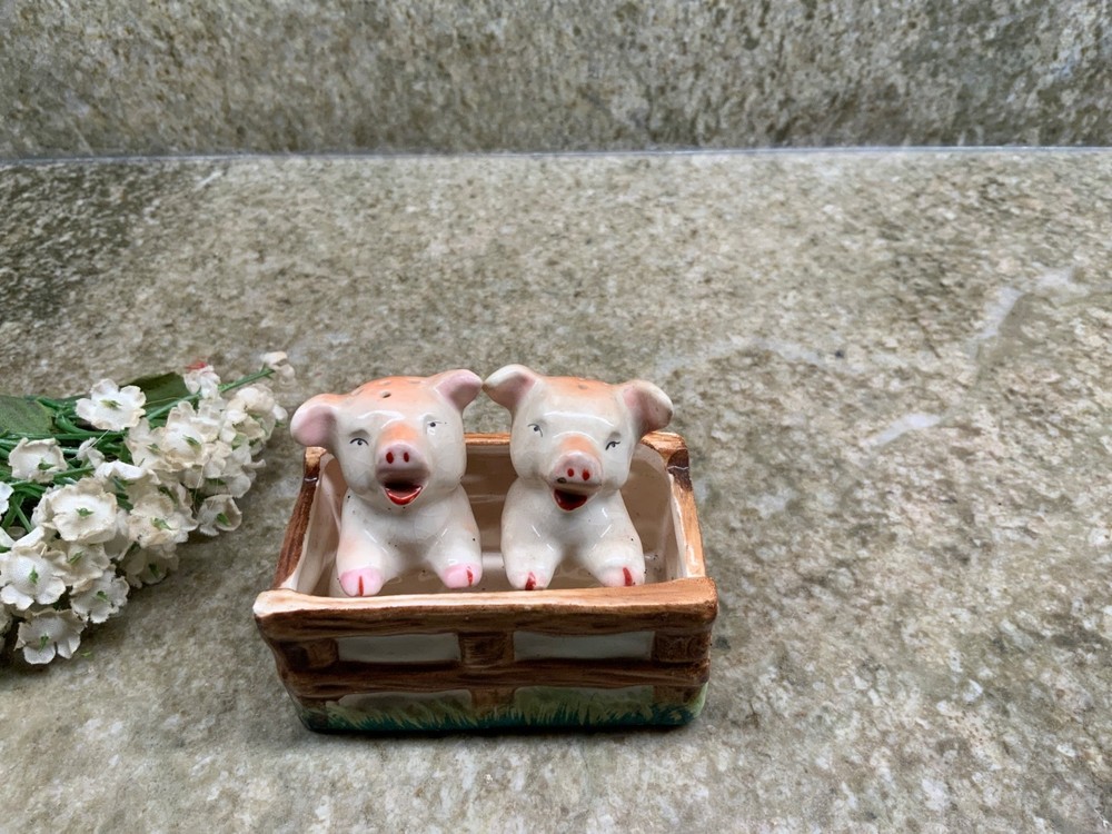 3″ Vintage Two Pigs in a Pen – Salt and Pepper Shaker Made in Occupied Japan
