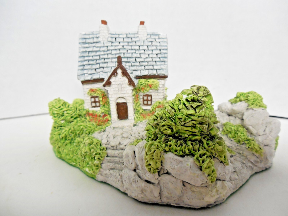 CRe Irish Country Cottage “Gate Lodge Co. Galway CC-011 Figurine/House 2.75” H