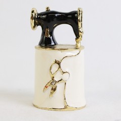 Unbranded Collectible Thimble with Gold-Toned Enameled Metal