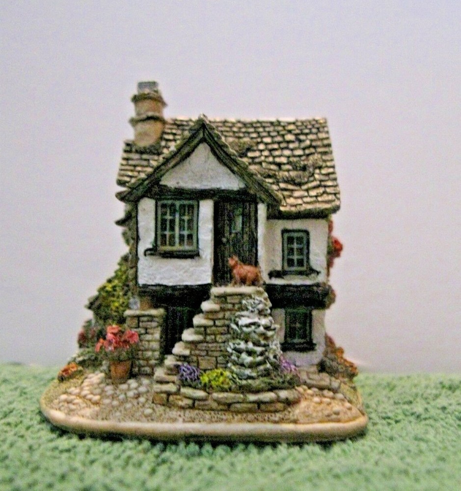 Lilliput Lane Pillar Cottage Hawksheak Mint in box with a deed. L2601