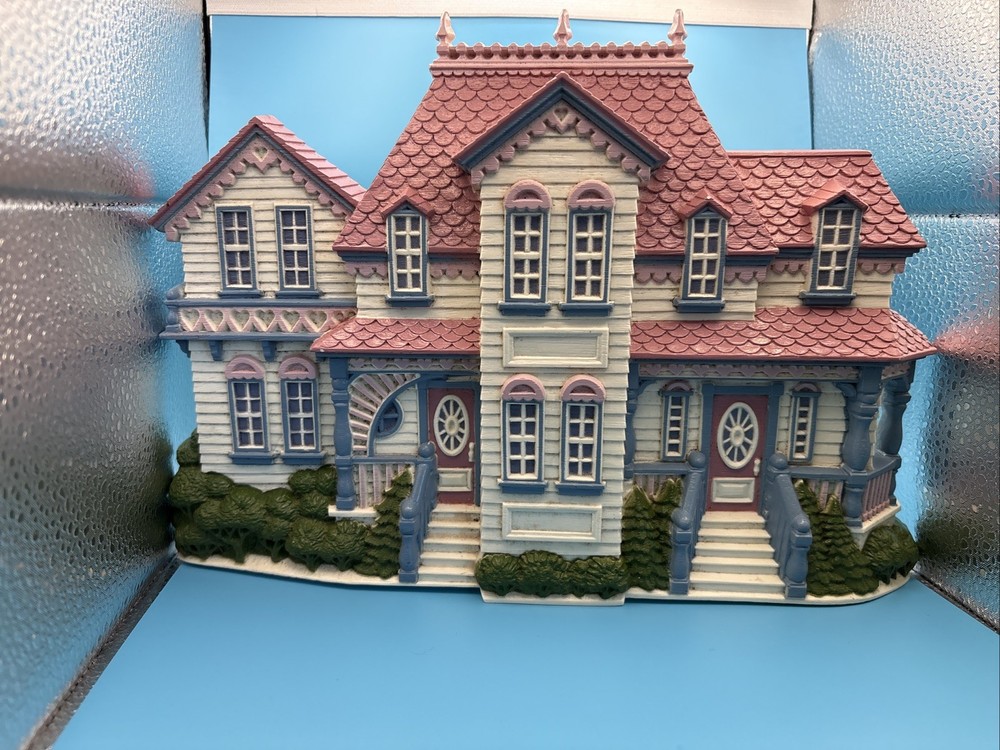 Burwood 12”Victorian Mansion House Plastic Wall Hanging Decor Pink. Vintage