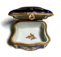 France Limoges Vectoring Couple in Garden Traditi Trinket Box Peint Main Limoge