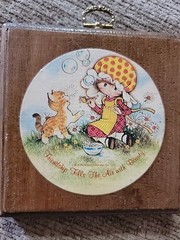Vintage 1975 Homco Wood Wall Plaque Girls Cat Holly Hobbie Bonnet 5″ Friendship