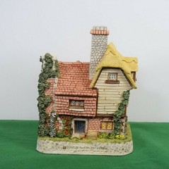 David Winter Collectors Guild Plough Farmstead In original box with a COA.