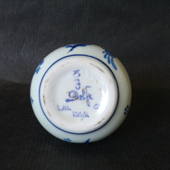 Vintage ROYAL DELFT Bud Vase DE PORCYLENE FLES Floral BLUE WHITE 1968 3 1/4″