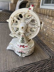 2001 Avon Vintage Porcelain Holiday Classic Wind Up Musical Ferris Wheel