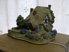 Rare Lilliput Lane – The Nineteenth – L2409 in original packaging