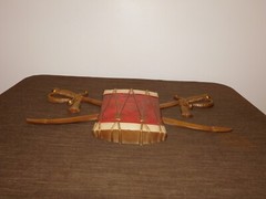 VINTAGE 20″ WIDE 12″ HIGH SEXTON METAL DRUM & SWORDS WALL HANG PLAQUE