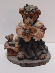 Rare 1998 Boyds Figurine The Collector #227707 with COA and original packaging