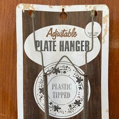 Vintage Adjustable Plate Hanger in Original Packaging Fits 6″ to 11″ NOS