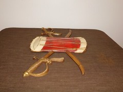 VINTAGE 20″ WIDE 12″ HIGH SEXTON METAL DRUM & SWORDS WALL HANG PLAQUE