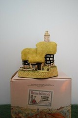 David Winter Collectibles Blossom Cottage. In excellent condition, boxed.
