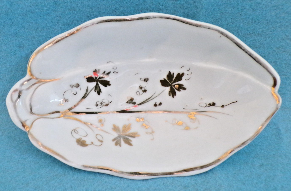 Unbranded vintage 7″ long gold leaf design trinket bowl porcelain