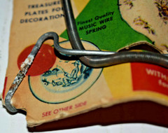 Vintage 1959 Kenberry Plate Hanger in original packaging. Fits 5″ to 20″ New