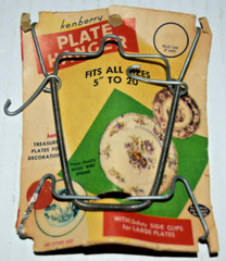 Vintage 1959 Kenberry Plate Hanger in original packaging. Fits 5″ to 20″ New